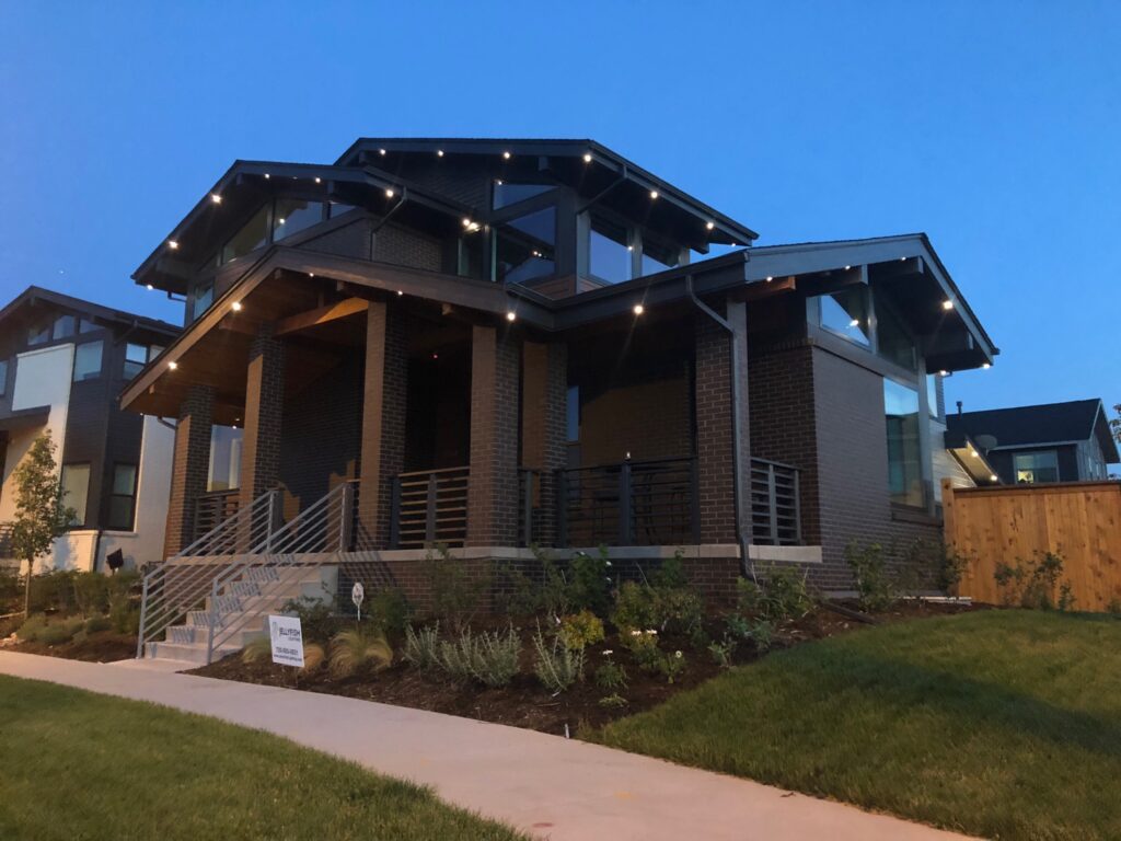 Downlighting effect on dark house with Jellyfish Outdoor Lighting System